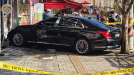 주차장 출구서 갑자기 인도로 돌진…엄마와 2살 딸 중상