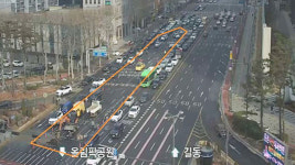 둔촌사거리 인근 누수로 도로 일부 통제…상수도관 파열 추정