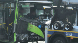 연세대 정문 앞 버스 2대 쾅..5명 병원 이송