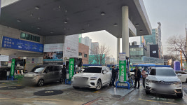 더 오르기 전에…석유 최고가격 조정 앞 주유 러시