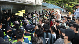 잠실 투표소 이어 '개표소 봉쇄'…300여 명 입구 막고 재선거 요구