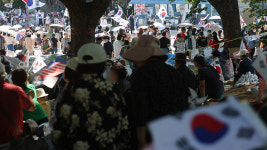 경찰, '개표소 시위' 핸드볼 대표팀 강요·취재진 폭행 수사 착수