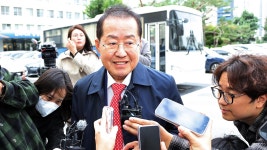 정계 떠난 홍준표, 측근 변호인 됐다…법원 앞서 꺼낸 말