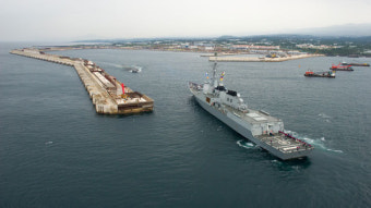제주 해군기지에 이지스 구축함 ‘세종대왕함’ 첫 입항