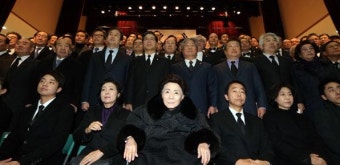 [포토] 김영삼 서거 49일 예배…묘역 찾은 손명순 여사