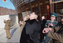 [포토] ‘광명성4호’ 발사 장면 바라보는 김정은