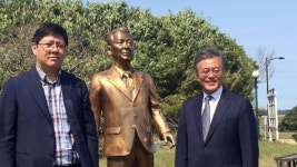 문재인-김홍걸, 김대중 전 대통령 생가·노무현 전 대통령 묘역 방문