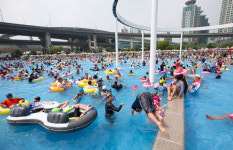‘워터파크 안 부럽네’ 업그레이드 한강수영장 개장