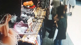 손님 옆에 붙어 지갑 슬쩍…50대 여성 경찰 검거