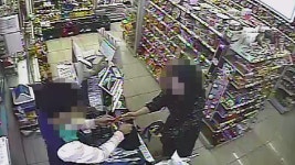 손님 신용카드 불법 복제해 수천만 원 챙긴 편의점 직원 2명 구속