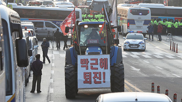농민 상경행진으로 인한 남태령고개 대치…윤석열 대통령 구속 촉구 계속(iterative)