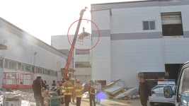 고소 작업차 운반대 뒤집혀…삼형제 중 2명 숨져