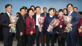 민주당, 국회 청소용역 노동자 직접 고용 축하
