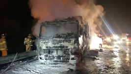 경부고속도로에서 담뱃불로 화물차에 불…전소