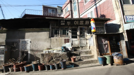 [시로 읽는 경제이야기] (30) 사라지는 이발소, “손님 마음도 돌보던 곳”