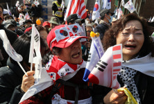 [포토] 대통령 탄핵 인용…엇갈린 희비
