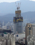 월드 타워 개장했지만…‘첩첩산중’ 롯데