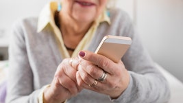 고령층, 스마트폰 뉴스 가장 많이 본다…청·장년층의 1.4배