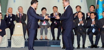 文대통령, 김동연 경제부총리에 임명장 수여