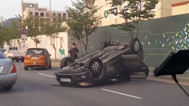 경기 부천 범박터널서 차량 전복…1명 경상