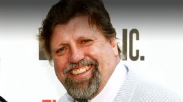 ‘트럼프 암살 연상’ 연극 감독, 예술가들에 “위험 감수해야”