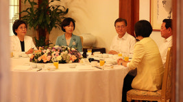 文대통령, 다음 주 여야 대표들 청와대 초청 회동 추진