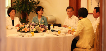 文대통령, 다음 주 여야 대표들 청와대 초청 회동 추진
