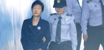 법원, 박근혜 전 대통령 추가 구속영장 발부…최대 6개월 연장