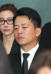 [포토] 마지막 길 떠나는 故 김주혁…눈물 속 배웅