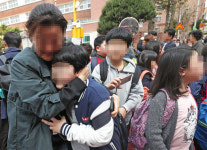 고개숙인 방배초 학생 인질범, 범행 동기 묻자 “군 가혹행위…”