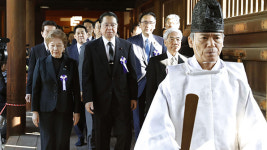 아베 총리, 야스쿠니 신사에 공물 봉납…의원 76명도 집단 참배