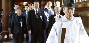 아베 총리, 야스쿠니 신사에 공물 봉납…의원 76명도 집단 참배