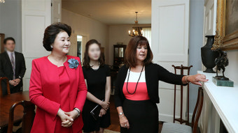 김정숙 여사-美부통령 부인과 오찬…“한반도 평화정착 기회”