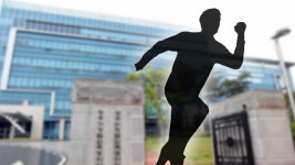 법원 주차장서 남편이 아내에게 염산 뿌려 도주