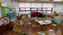 도로 벗어난 승용차 병설유치원 덮쳐…20명 부상