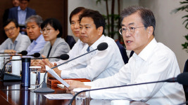 文 대통령 “靑본관 회의실 참모들도 폭넓게 사용”