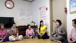 김정숙 여사, 홀몸 어르신 가정 방문…“폭염에 건강 유의”