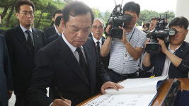 김병준, 봉하마을 찾아 노무현 전 대통령 묘역 참배