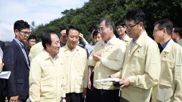 이개호 농식품부 장관, 폭염 속 배추·무 작황 점검