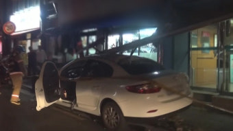 음주 운전 차량 가로등 들이받아…운전자 1명 부상