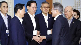靑 “퇴임 장관들, 후임 임명시까지 직무에 최선 다할 것”
