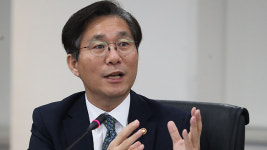 성윤모 산업장관 “제조업상황 매우 엄중…산업별 대책 곧 발표”