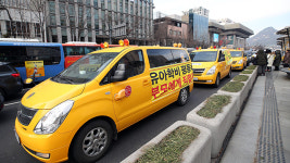 한유총 회원들, 광화문광장서 ‘유치원 3법 반발’ 기습 시위