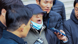 대법원장 차에 화염병 던진 70대 “잘못 반성하지만 정당방위 참작해달라”