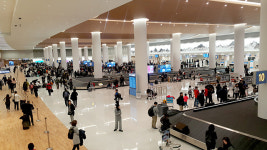 인천공항 터미널 알몸 활보 30대 노숙인 입건