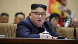 北김정은, 중대장 대회 참가자들과 연이은 기념촬영…軍 사기진작