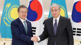 문 대통령 “카자흐 비핵화 경험은 한반도에 영감”…토카예프 “한반도 프로세스 지지”