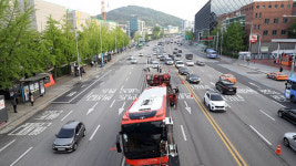 서울 용산구 한남대로서 관광버스 가드레일 들이받아