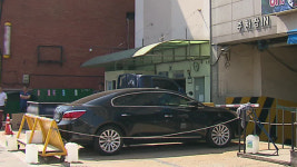 ‘입주자대표단과 갈등’ 아파트 주민이 승용차로 주차장 입구 가로막아