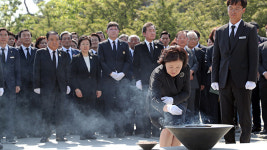 노무현 10주기 추도식 엄수…“못다 이룬 꿈 이루겠다”
